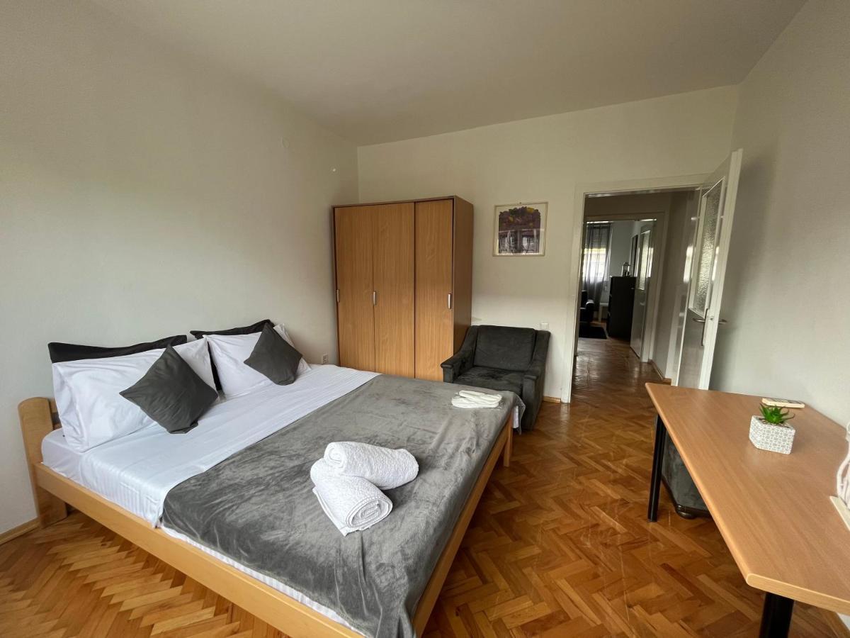 M - Square Private Rooms Skopje Exteriör bild