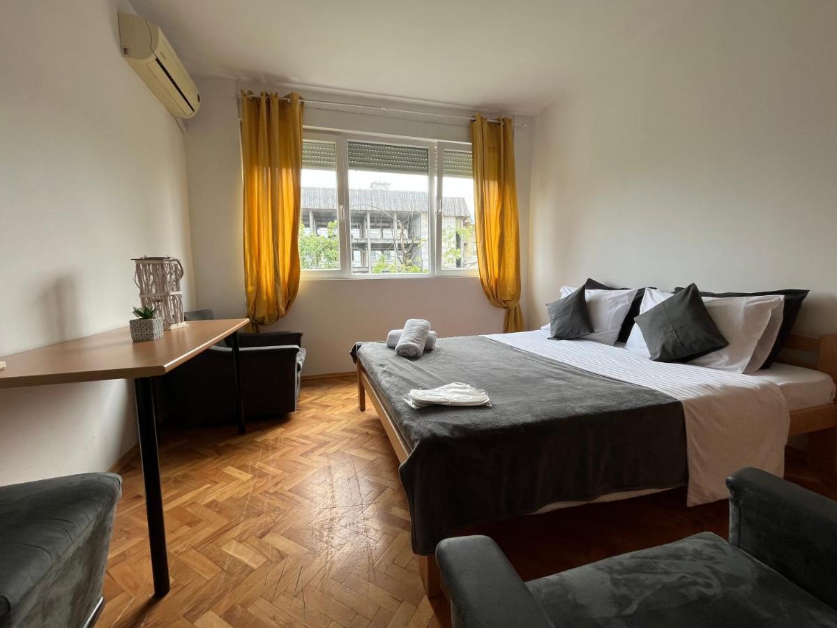 M - Square Private Rooms Skopje Exteriör bild