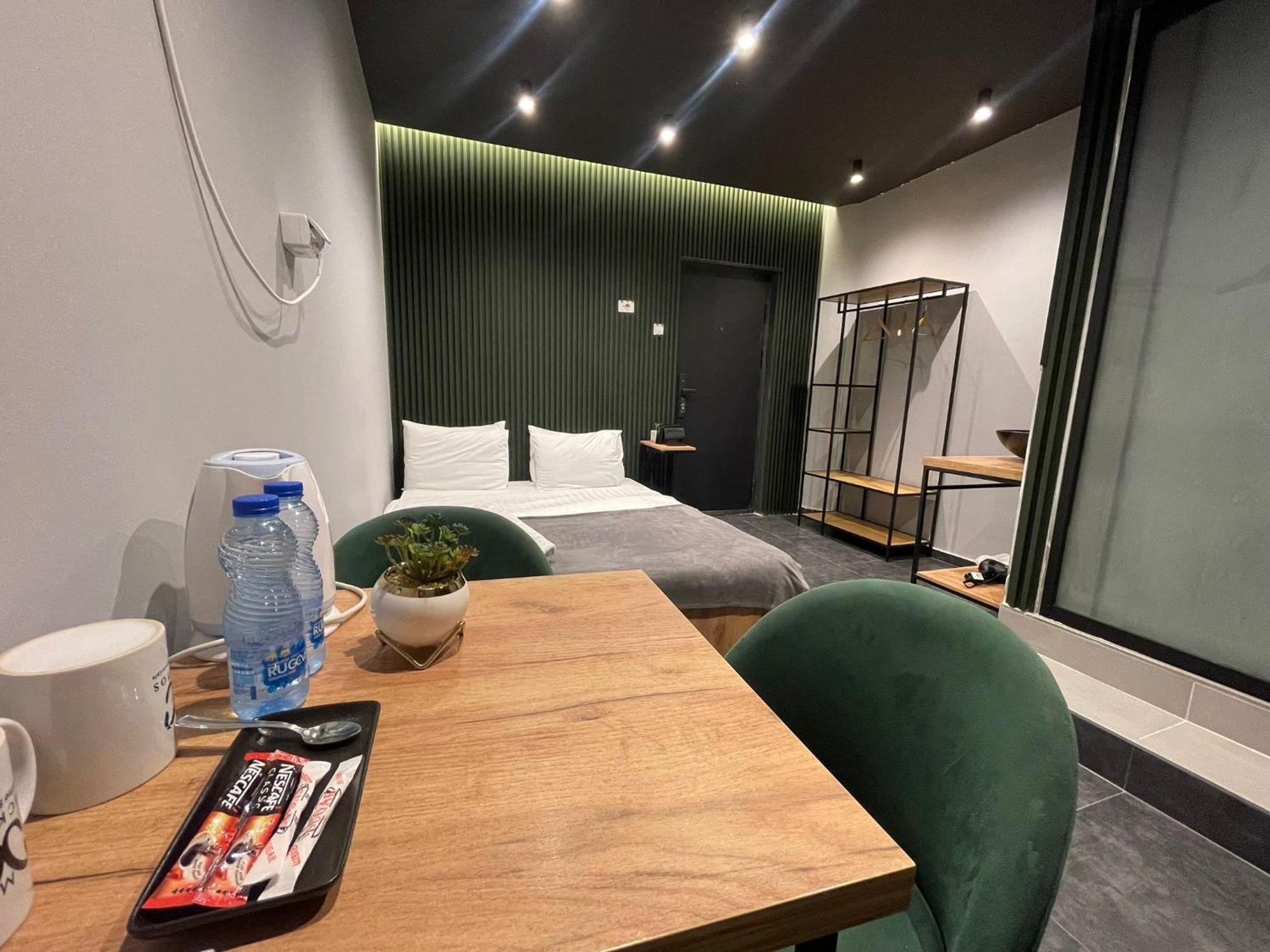 M - Square Private Rooms Skopje Rum bild
