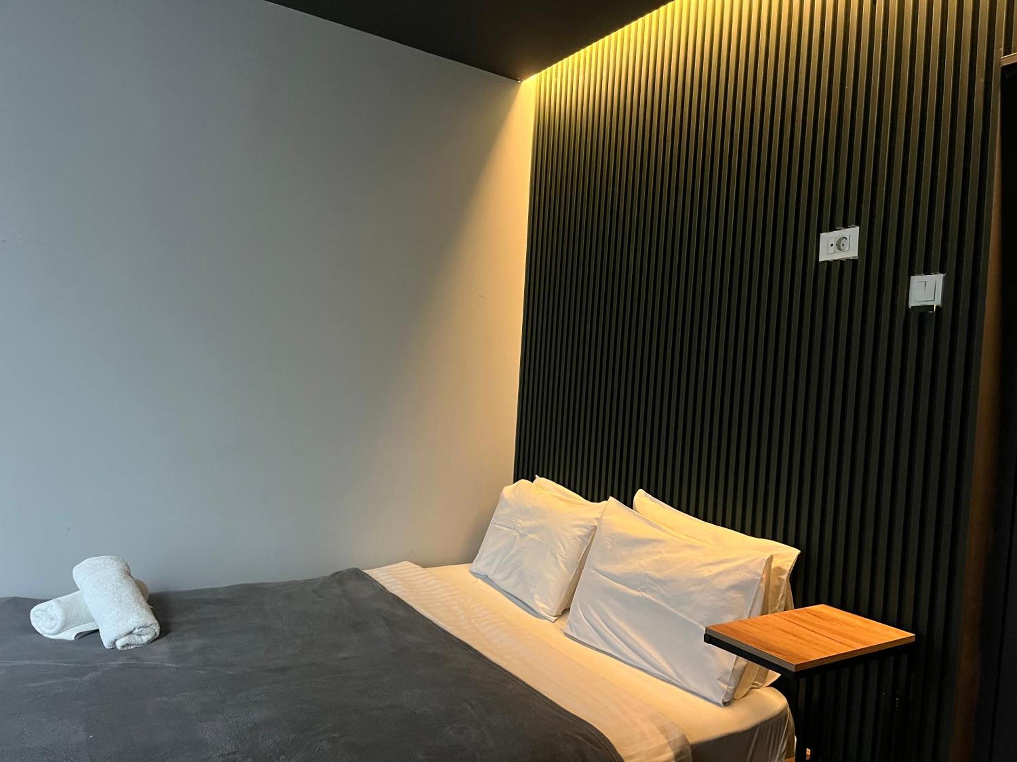 M - Square Private Rooms Skopje Rum bild